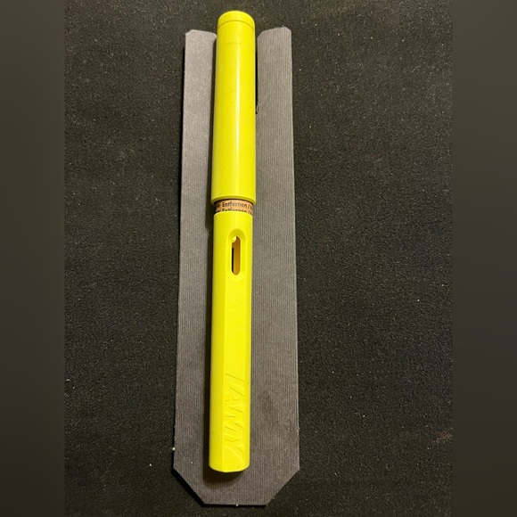 Lamy Safari Neon Yellow Fountain Pen - Picture 1 of 17